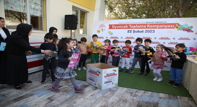 En sevdikleri oyuncaklarını depremzede çocuklar için bağışladılar