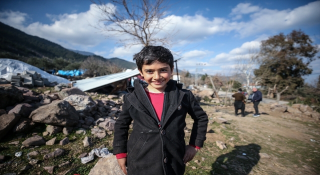 Hatay’da depremzede akranlarına dağıtılması için gofreti geri çeviren çocuk  sembol oldu