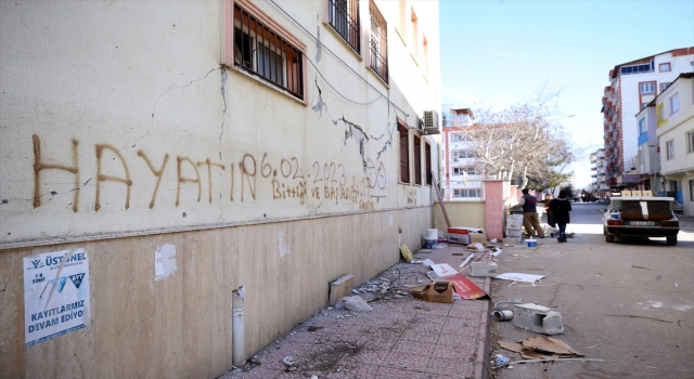 Depremlerde yıkılan binaların enkazında hüzünlendiren hatıralar kaldı