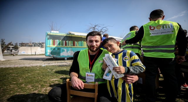 Hatay’da gönüllüler çocuklara depremi unutturabilmek için akıl ve zeka oyunu dağıttı