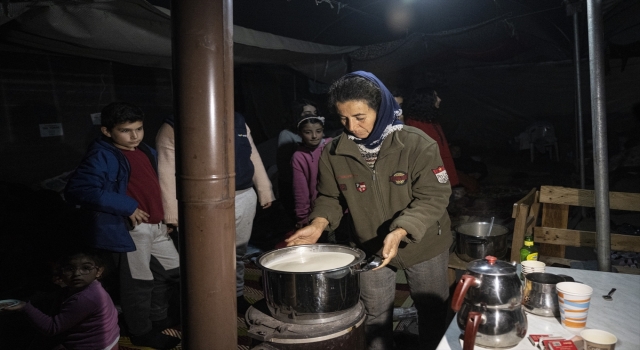 Hataylı depremzede aile, hayvanlarının sütünü ihtiyaç sahipleriyle paylaşıyor