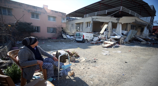 Depremde cep telefonunu almak için odaya dönünce yaralı kurtuldu