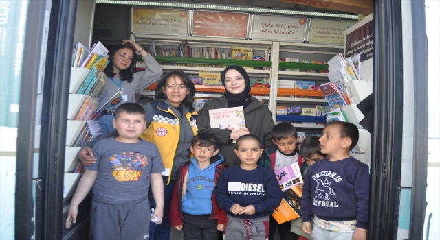 Depremzede çocuklar gezici kütüphanede moral buluyor
