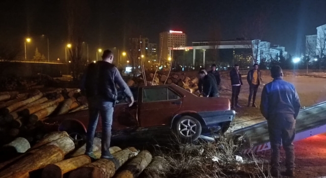 Isparta’da kerestelere çarpan otomobildeki 3 kişi yaralandı