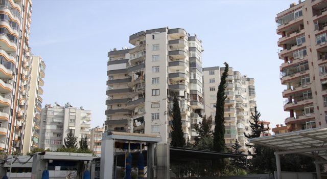Adana’da deprem nedeniyle ”acil yıkılacak” binalarda yıkım sürüyor