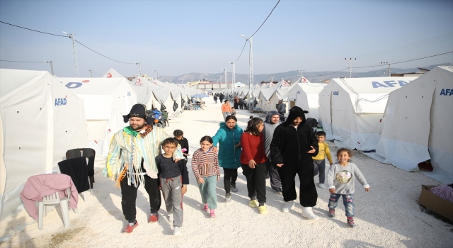 Hatay’da çadır kentteki çocukları tiyatro oyunlarıyla mutlu ediyorlar