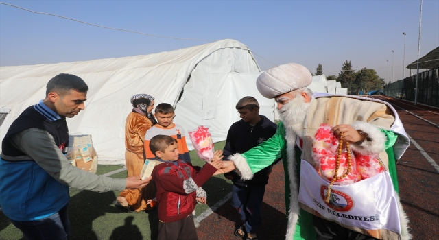 Depremzede çocuklar Nasreddin Hoca ve Şirin Baba ile eğlendi