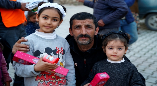 15 Temmuz gazisi arkadaşlarıyla depremzedelerin yaralarını sarıyor