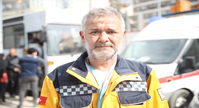 Hatay’da depremde anne ve babasını kaybeden diş hekimi, hastaların yardımına koştu