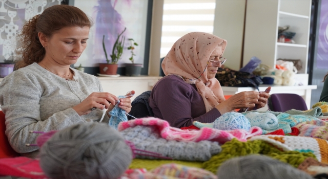 Mersin’de kadınlar depremzedeler için kıyafet dikiyor 