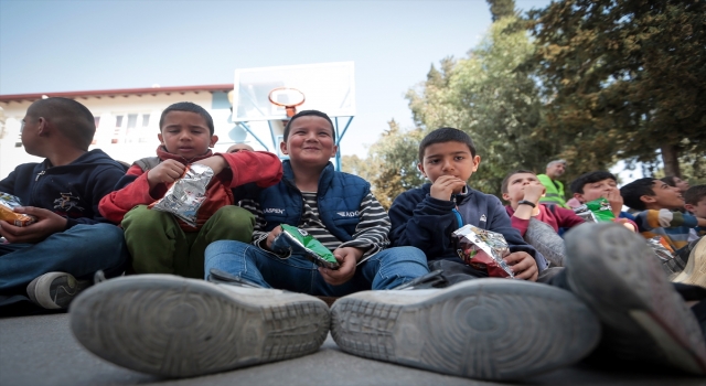 Hatay’da depremzede çocukların yüzü, mobil istasyondan izletilen çizgi filmle güldü