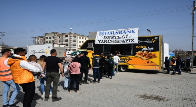 Üç ilde mutfağı bulunan firma, Halkbank’ın desteğiyle depremzedelere ”Bafra pidesi” ikram ediyor