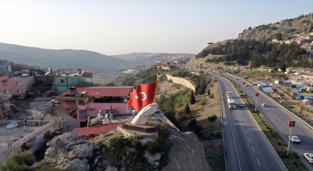 Belen’deki Türk bayraklı heykel depremden etkilenmedi