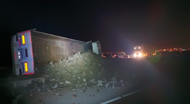Burdur’da briket yüklü tırın devrilmesi sonucu 2 kişi yaralandı