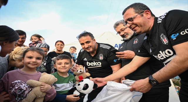 Beşiktaş taraftarının gönderdiği oyuncaklar deprem bölgesindeki çocukların yüzünü güldürdü