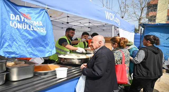 Gölcük depreminden sonra örgütlenen gönüllüler günlük 5 bin kişi için yemek hazırlıyor