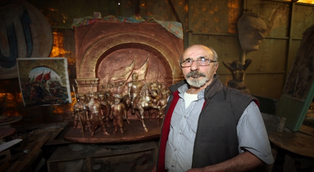 Hataylı heykeltıraş, depremde az hasar gören Fatih Sultan Mehmet’in heykelini bitirmeye çalışıyor