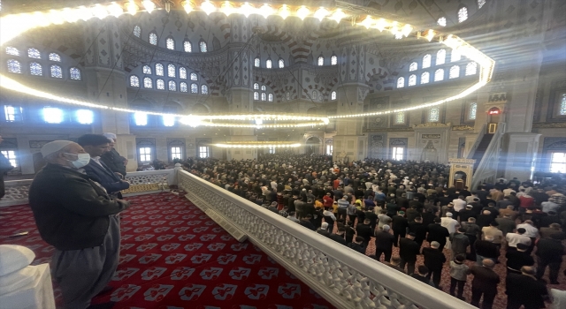Deprem felaketinin yaşandığı Adana, Hatay ve Osmaniye’de cuma namazı kılındı