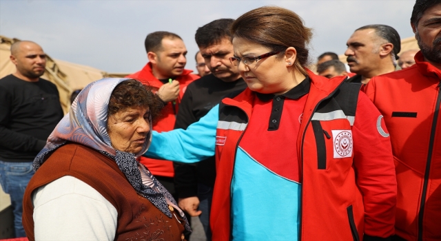 Aile ve Sosyal Hizmetler Bakanı Derya Yanık, Hatay’da çadır kenti ziyaret etti