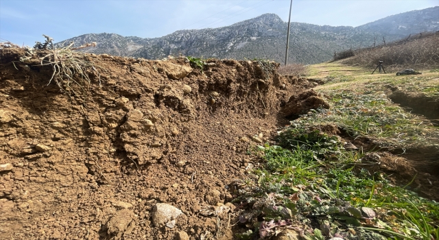 Osmaniye’de depremde tarlada yarık ve göçükler oluştu