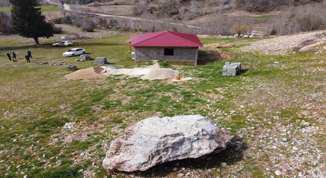 Osmaniye’de depremde dağdan kopan kaya, eve 20 metre kala durdu