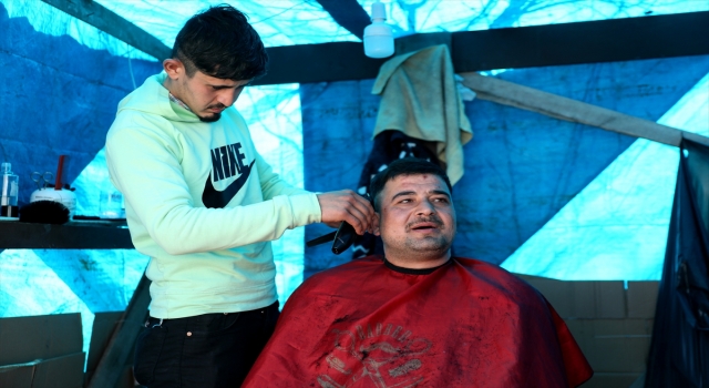 Depremzede berber çadır kentte hizmet veriyor