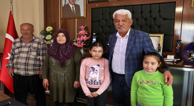 Osmaniye’de 10 yaşındaki Semanur, biriktirdiği harçlığını depremzedelere bağışladı
