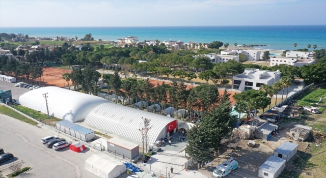 Gönüllü doktorlar sahra hastanesinde sağlık hizmeti veriyor