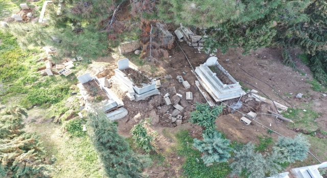 Depremler Nurdağı’ndaki mezarlıkta da tahribata neden oldu