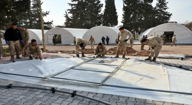 Kahramanmaraş’ta yıkılan toptancılar sitesi Mehmetçiğin kurduğu çadırlarda hizmet verecek