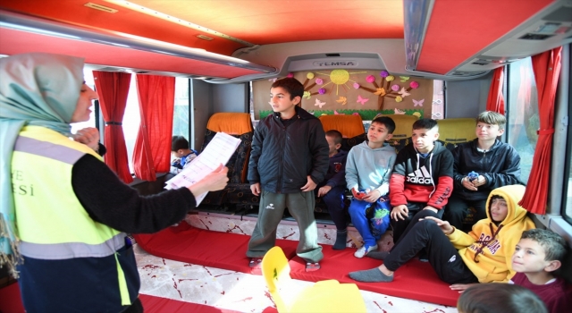 Osmaniye’de depremzede çocuklar, belediyenin oyun otobüsüyle moral buldu