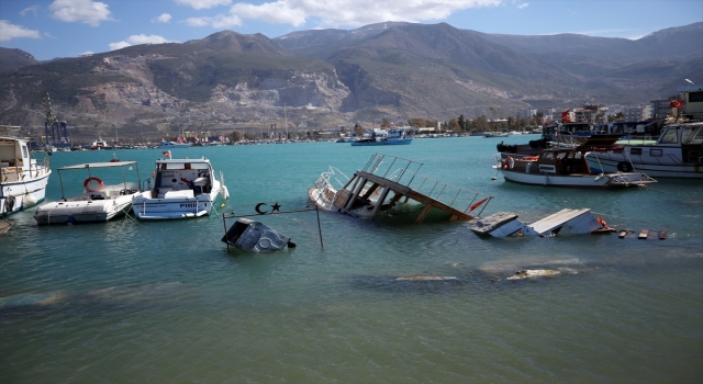 İskenderun’da etkili olan lodos nedeniyle bazı balıkçı tekneleri battı