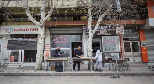 Kahramanmaraş’ta iş yerlerine giremeyen bazı esnaf sokakta hizmet veriyor