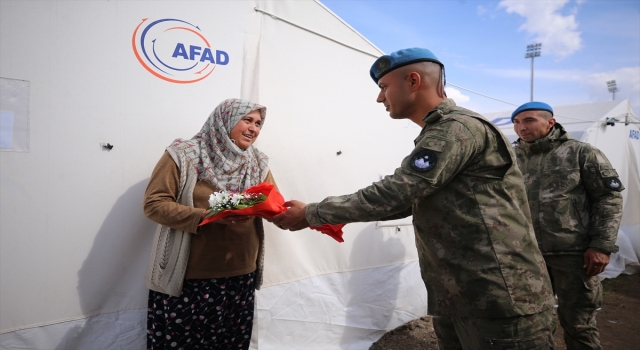 Mehmetçik, depremlerin merkezi Kahramanmaraş’taki kadınlara çiçek verdi