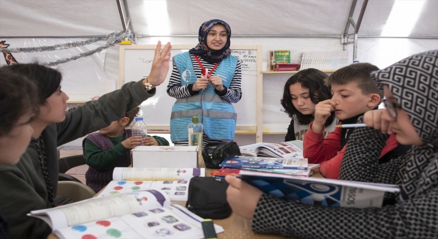 Depremde evi hasar gören tarih öğrencisi, çadır kentte çocuklara ders çalıştırıyor