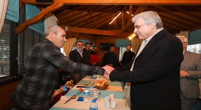 Sakaryalı itfaiyeciler enkazdan kurtardıkları aileyle buluştu