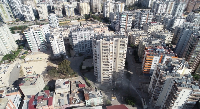 Adana’da depremde hasar gören 14 katlı apartmanın yıkımına başlandı