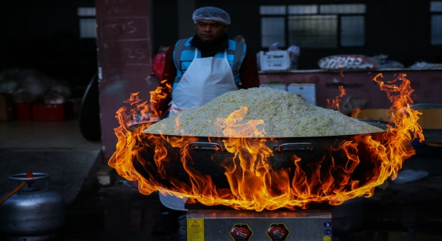 Hatay’da depremzedeler için dev kazanlarda Özbek pilavı pişiriliyor