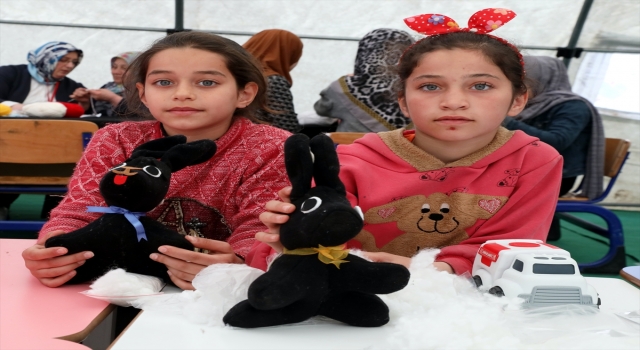Depremzede çocuklar kahraman arama kurtarma köpeği ”Proteo”yu oyuncaklarda yaşatıyor