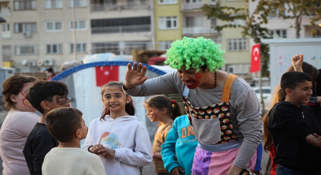 Hatay’da gönüllüler depremzede çocuklara moral oldu