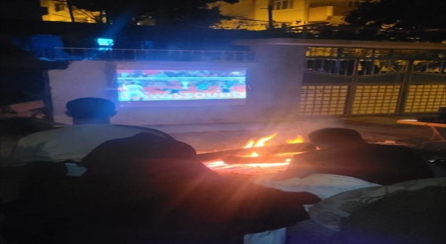 Hatay’da depremzede kardeşler, çadırda kalanlara, SevillaFenerbahçe maçını projektörle izletti