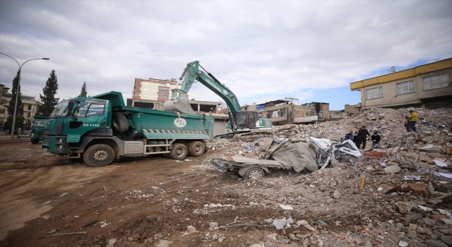 Kahramanmaraş’ta aciliyet gerektiren binaların yıkım işlemleri sürüyor