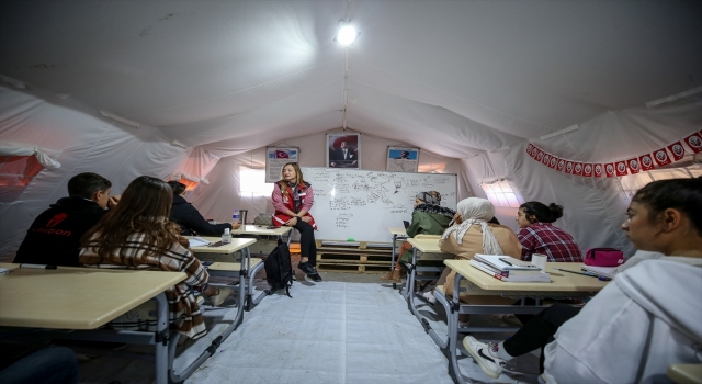 Antakya’da gönüllü öğretmenler 15 çadır kentteki öğrencileri sınavlara hazırlıyor