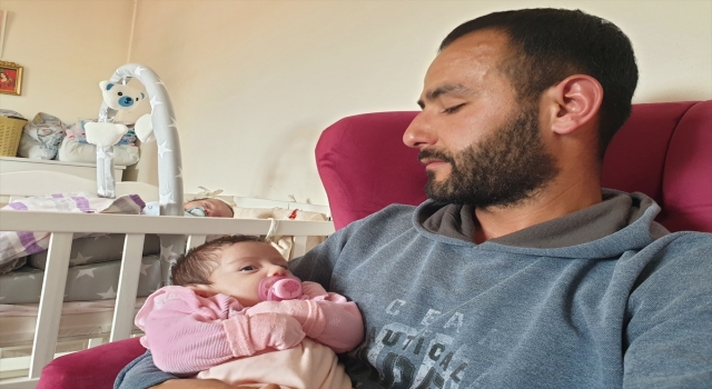 Depremde eşini kaybeden baba, iki aylık ikizleriyle teselli buluyor