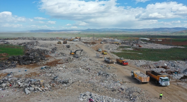 İş makinesi operatörleri ve kamyon şoförleri deprem bölgesinde mesai gözetmeden çalışıyor