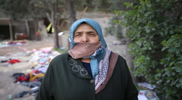 Depremde yaşamını yitiren oğlu ve gelininden geriye kalan bir hatıra eşya arıyor