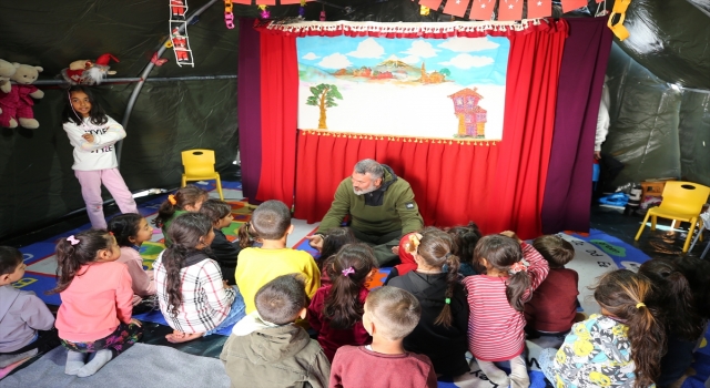 İslahiye’deki çadır kentte yaşayan çocuklar, gölge oyunuyla moral buluyor