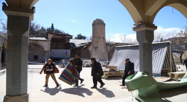 Kahramanmaraş’ta cuma namazı hasarlı Ulu Cami’nin yanındaki alanda kılındı