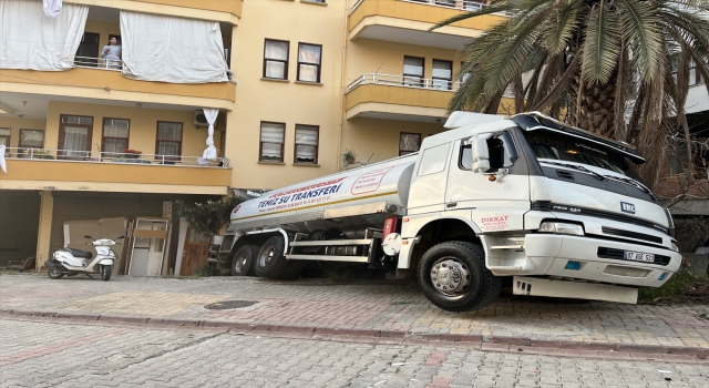 Alanya’da park halindeyken hareket eden tanker iş yerine çarptı