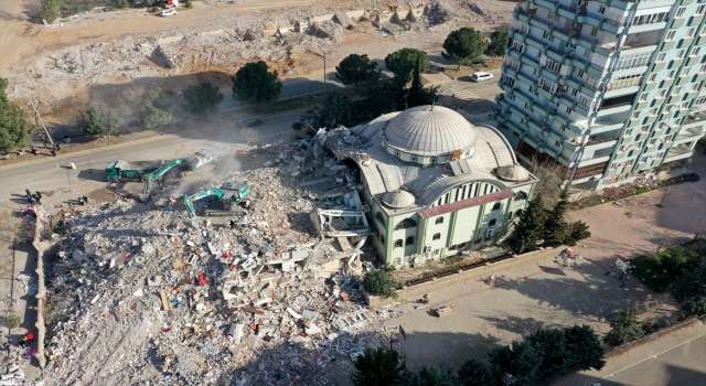 Kahramanmaraş’ta aciliyet gerektiren binaların yıkım işlemleri sürüyor